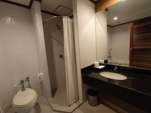 合艾斯格黄金酒店的带淋浴、卫生间和盥洗盆的浴室