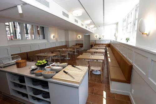 哥本哈根Hotel Bethel的大型用餐室配有桌椅