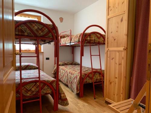 莫尔韦诺CHALET ARIANNA的一间卧室配有两张双层床。