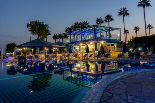 阿依纳帕Anonymous Beach Hotel (Adults 16+)的一座带椅子的度假村游泳池