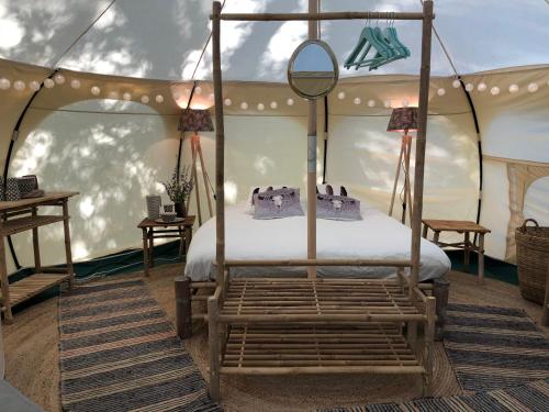 SliteSlite Strand resort的一间帐篷内带天蓬床的卧室
