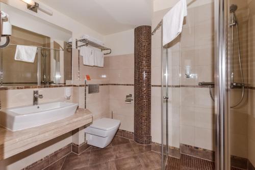 厄尔布鲁士温泉疗养酒店的一间浴室