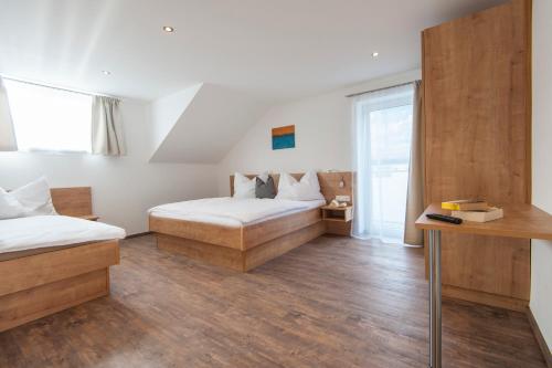 巴特霍夫加施泰因Appartements Steiger的酒店客房设有两张床和一张桌子。
