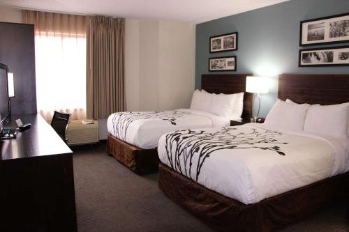 查塔努加Sleep Inn Chattanooga - Hamilton Place的酒店客房设有两张床和电视。