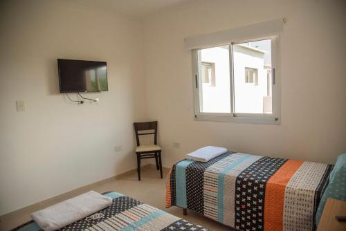 坎帕纳莫拉达套房酒店的客房设有两张床、一台电视和一扇窗户。