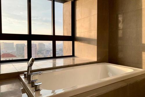 马六甲Imperio,Res - Melaka Raya -- Comfy -- Sunset View的带浴缸的浴室和窗户