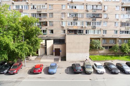 莫斯科奥布拉卡酒店的停车场,停车场停在大楼前