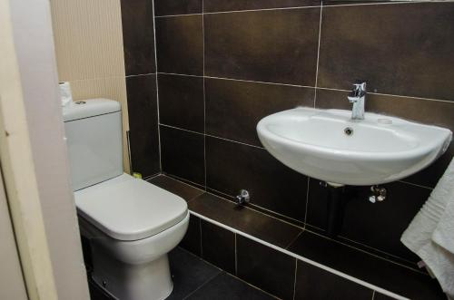 马普托Residencial Horizonte 2的浴室配有白色卫生间和盥洗盆。