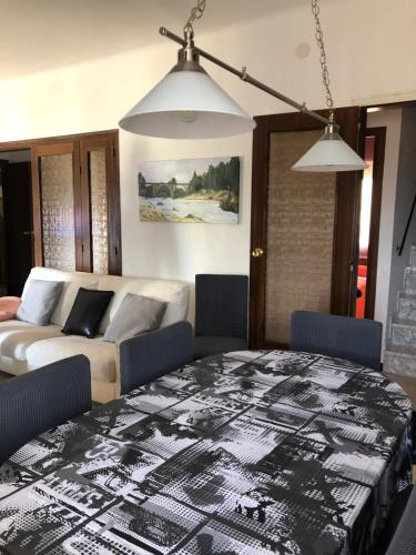 奥尔塔-德圣胡安Sota Picasso的客厅配有桌子和沙发