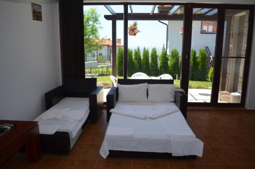阳光海滩黑海别墅的带沙发、桌子和窗户的客厅
