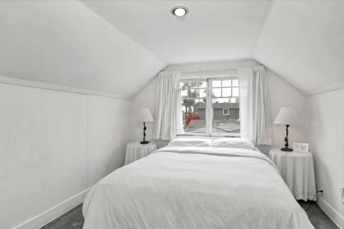 纽波特海滩1106 Park Avenue的白色的卧室设有一张大床和一个窗户