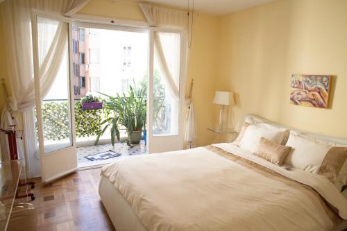 尼斯Chill Out Apartment, 2 mins from beach的一间卧室设有一张大床和一个大窗户