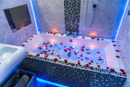布雷得佛Aphrodite Suites的一间装满红色心的浴缸的浴室