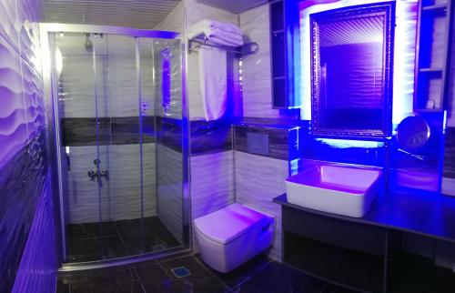 GaziemirÜnaten otel的一间带粉色水槽和淋浴的浴室
