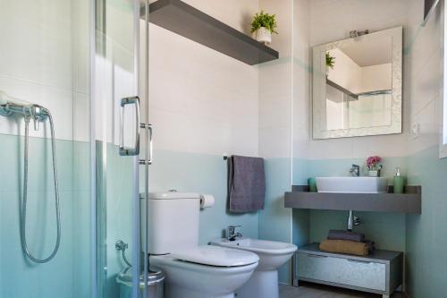 卡索拉Cazorla Suite的浴室配有卫生间、盥洗盆和淋浴。