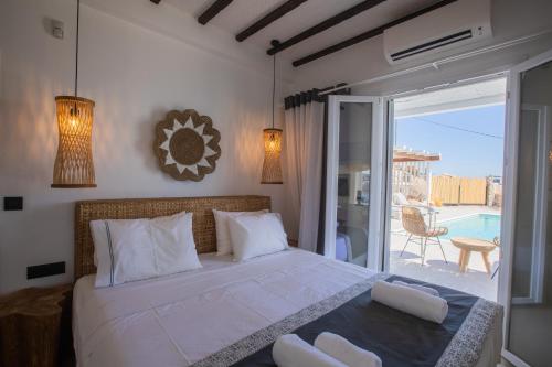 普拉迪斯亚罗斯SeaCode Villas的卧室设有一张大白色床和阳台