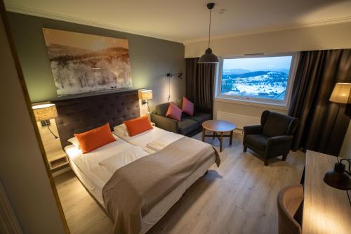 高尔斯托耶尔度假酒店的酒店的客房 - 带一张床、椅子和窗户