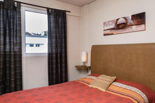 圣卡洛斯-德巴里洛切DEPARTAMENTO CON EXCELENTE UBICACIÓN的一间卧室设有一张床和一个窗口