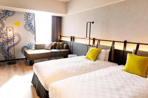 东京Tokyo Bay Shiomi Prince Hotel的酒店客房,设有两张床和一张沙发