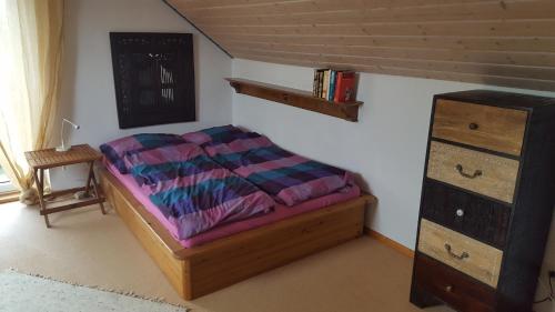 塞勒姆gemütliches Appartement mit Wohnküche und Balkon的一间卧室配有一张床和一个梳妆台