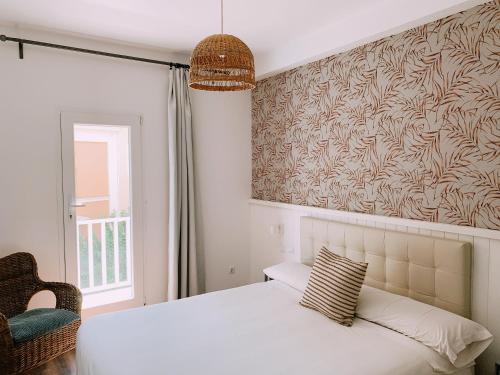 塞维利亚Boutike Guesthouse的卧室配有白色的床和窗户。