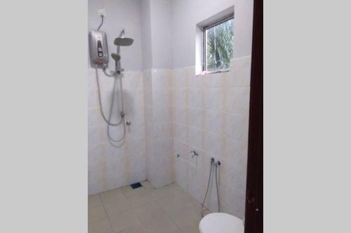 巴生Meru Homestay suitable for up to 7 people的带淋浴、卫生间和窗户的浴室