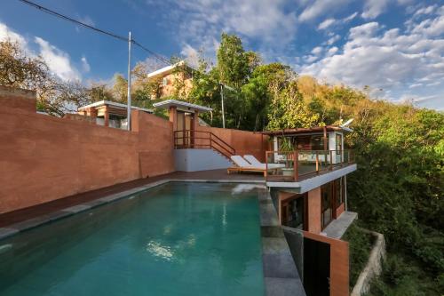 塞隆贝拉纳克第七避风港酒店的一个带甲板和房子的游泳池