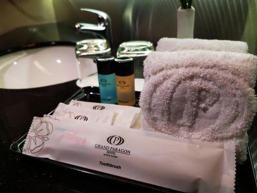 新山柔佛豪华百丽宫酒店的一间带2条毛巾和水槽的浴室