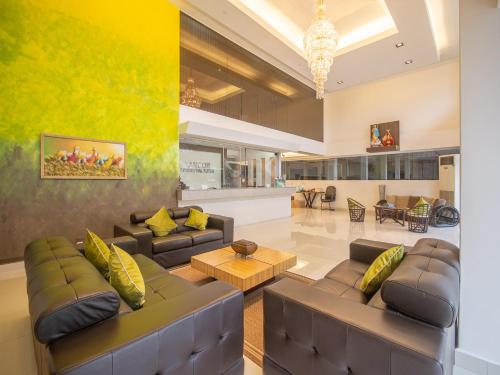 宿务Tancor Residential Suites的客厅配有两张沙发和一张桌子