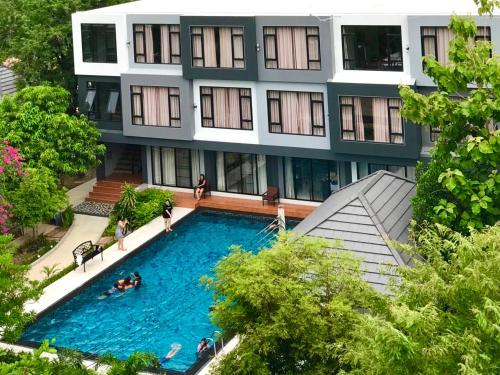 素可泰Midtown Sukhothai的一座建筑前面设有游泳池