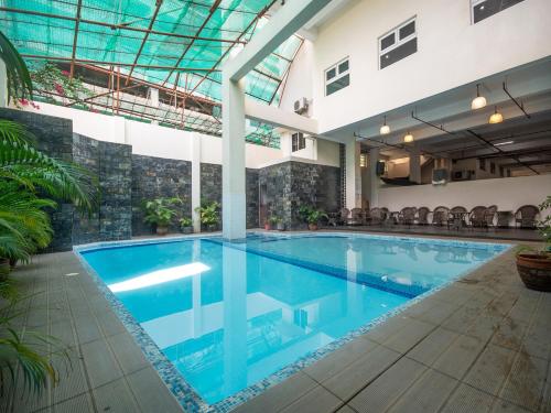 宿务Tancor Residential Suites的一座带天花板的大型游泳池