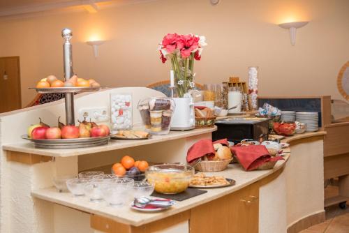 赫维兹Hotel Kalma的自助早餐,包括水果和其他食物,在柜台