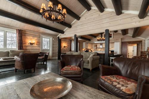 海姆瑟达尔Storelia的客厅配有皮椅和桌子