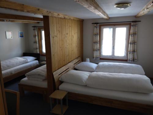 格舍嫩葛塔哈德酒店的带四张床和窗户的客房