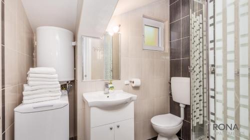 伊穆尼Rona Apartments Zlatko的白色的浴室设有水槽和卫生间。