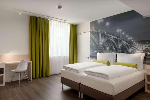 美因茨Super 8 by Wyndham Mainz Zollhafen的一间卧室设有一张大床和绿色的墙壁