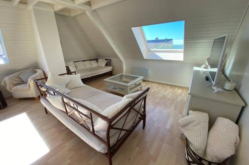 卡布尔Appartement Vue Mer - Cabourg - Normandie的一间设有床铺和客厅的房间