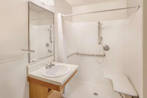 泰勒WoodSpring Suites Tyler Rose Garden的白色的浴室设有水槽和淋浴。