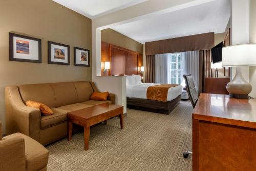 马凯特康福特套房公寓的酒店客房设有一张沙发和一张床