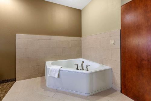 马凯特康福特套房公寓的一间位于客房内的带白色浴缸的浴室