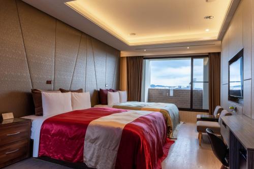 太平觅玥精品时尚旅馆 - 全馆独立空调的酒店客房设有两张床和大窗户。
