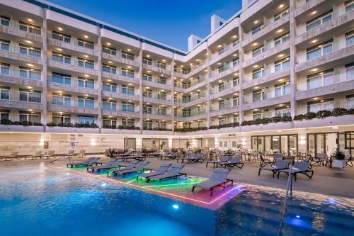 萨洛奥林巴斯宫酒店的大楼前设有游泳池的酒店