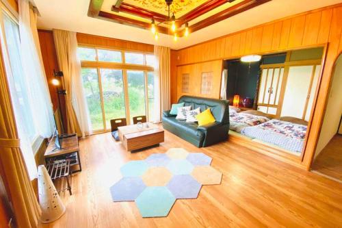 白老町Manyi's Onsen House 天然温泉マンイの湯的客厅配有沙发和桌子