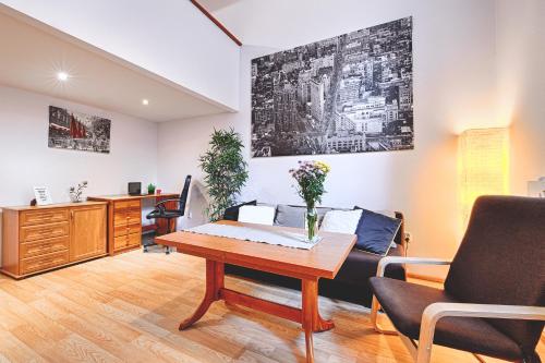 罗兹deLux3的客厅配有桌子和沙发