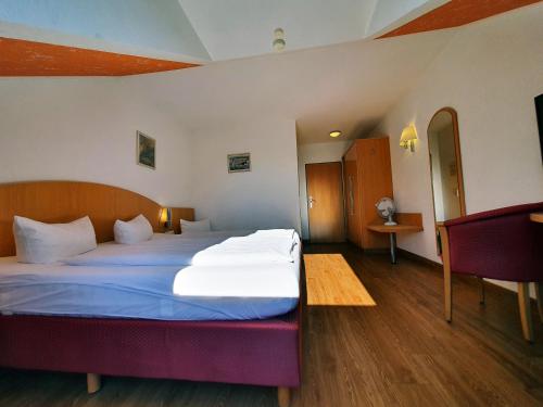 Hotel SunParc - SHUTTLE zum Europa-Park Rust 4km & Rulantica 2km客房内的一张或多张床位