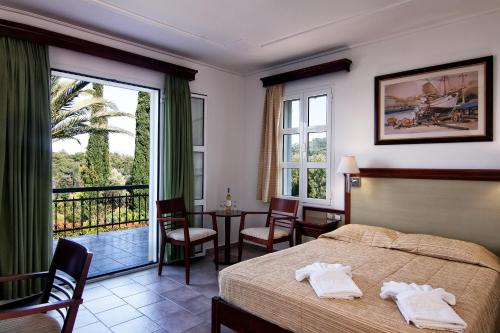 库卡里阿里昂酒店的酒店客房设有一张床和一个阳台。