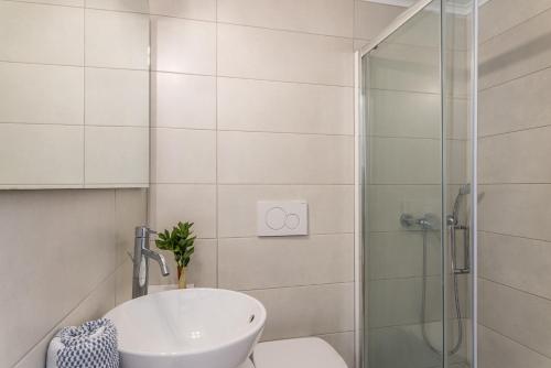 库卡里Kokkari Beach Hotel的浴室配有卫生间、盥洗盆和淋浴。