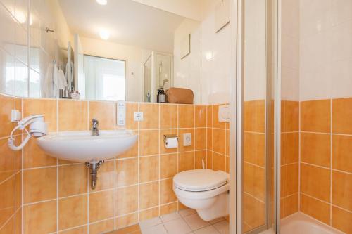 巴贝萨诺别墅家庭式酒店的浴室配有卫生间、盥洗盆和淋浴。