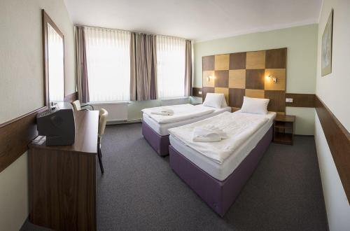 图尔诺夫卡雷尔四世酒店的酒店客房设有两张床和电视。