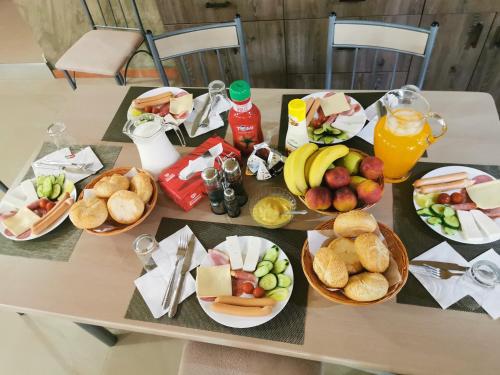 CîrceaDNT HOUSE & Spa的一张桌子,上面放着食物和水果盘